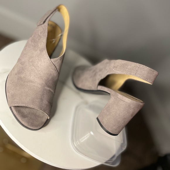 Gorgeous LN Sandals - Picture 7 of 8